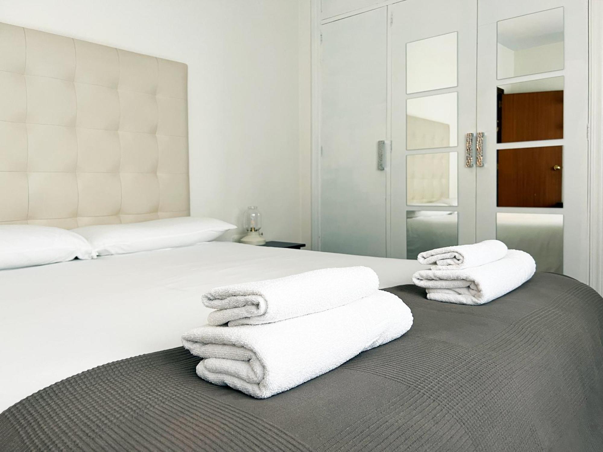 Apartment Wall Center - Aloha Sevilla Luaran gambar